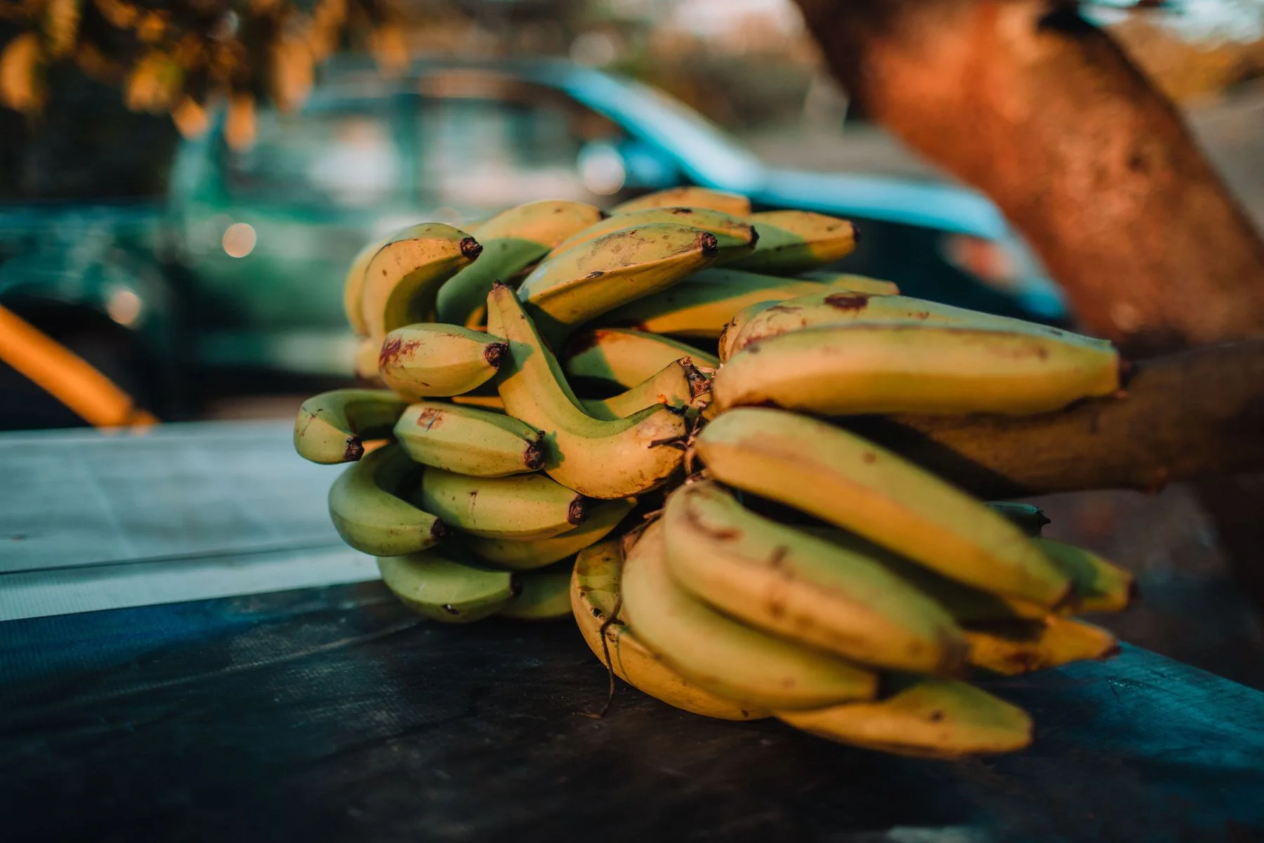 Kiść bananów na rozmytym tle.